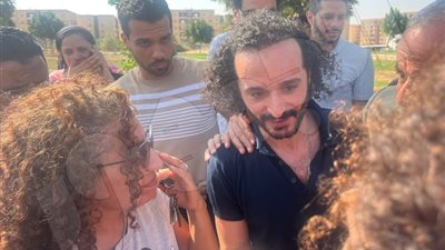 أحمد دومة «عالأسفلت».. حمدين صباحى وخالد يوسف يستقبلونه بالأحضان