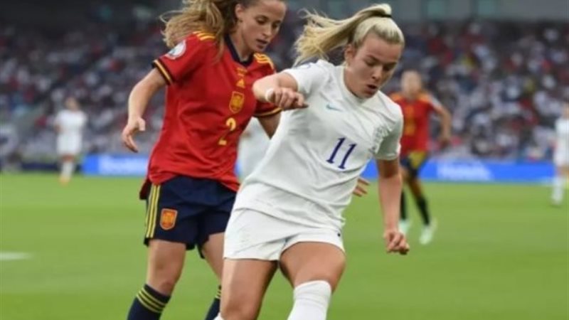لاعبتا منتخب إنجلترا وإسبانيا