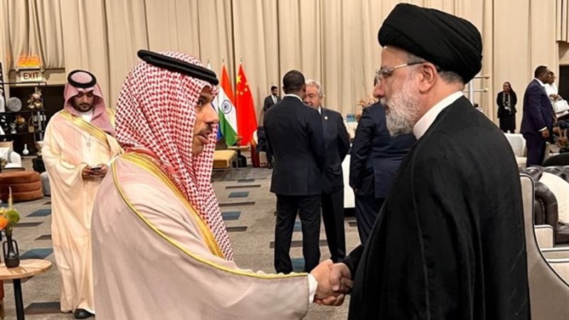 الرئيس الإيراني يصافح وزير الخارجية السعودي
