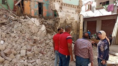 انهيار أجزاء من عقار قديم في الإسكندرية.. صور