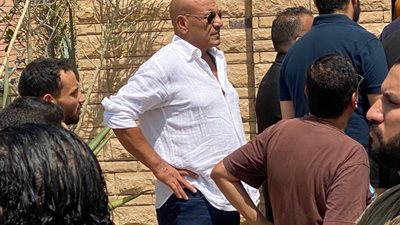 وصول جثمان شقيق عمرو عبدالجليل إلى مقابر العائلة