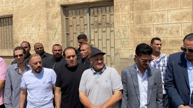 عمرو عبدالجليل من جنازة شقيقه