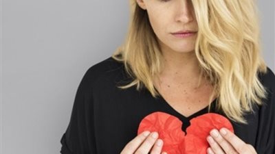 كيف تختلف متلازمة القلب المنكسر عن النوبة القلبية؟.. استشارى يوضح