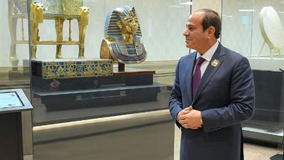 الرئيس السيسي يتفقد النماذج الأثرية المصرية في قمة مجموعة العشرين
