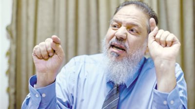 إحالة دعوى لشطب منتصر الزيات من سجلات «المحامين» للمفوضين