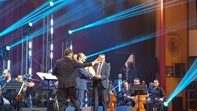 نقيب الصحفيين يمنح علي الحجار درع النقابة بعد حفل «سيد درويش»