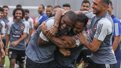 «بالأحضان».. الظهور الأول لـ«موديست» في مران الأهلي | صور
