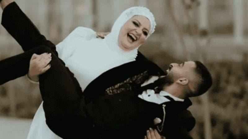 (فيديو) الآية انقلبت..عروس مصرية تحمل عريسها خلال جلسة تصوي