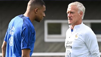 بعد غيابة 4 مباريات عن الفريق.. نجم منتخب فرنسا يحرج ديديه ديشامب