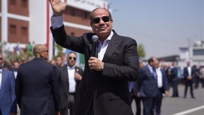 الرئيس السيسي يتجول في قرية «سدس الأمراء» وسط المواطنين