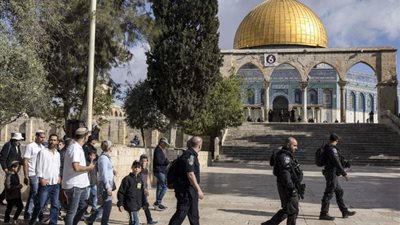 عشرات المستوطنين يقتحمون الأقصى بحماية قوات الاحتلال واعتقال شابين