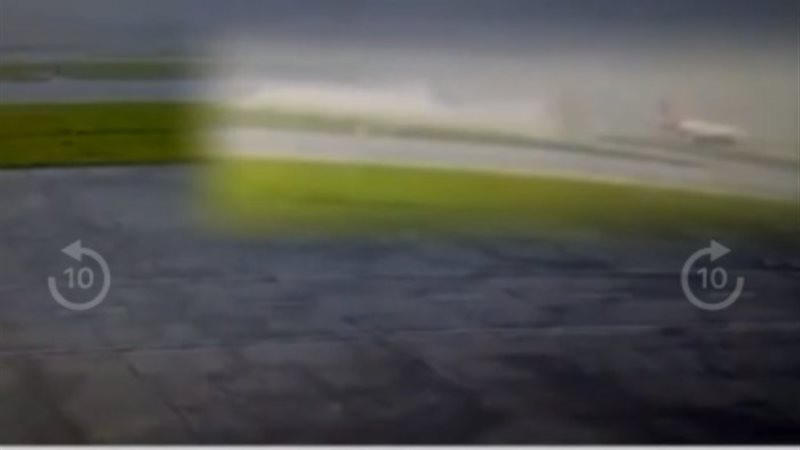تحطم طائرة في مومباي بالهند