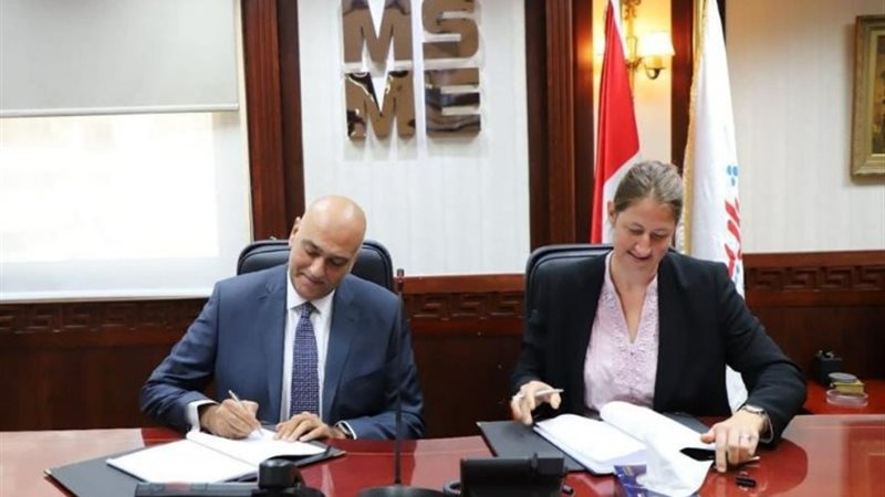 اثناء توقيع الاتفاق بين الجانبين