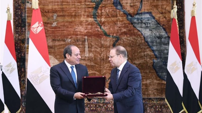 الرئيس السيسي يمنح المستشار حمادة الصاوي وسام الجمهورية من 