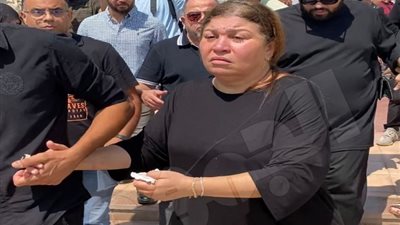 بمشاركة نجوم الفن..جثمان الفنان أشرف مصيلحي يواري الثرى