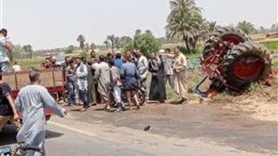 «بينهم أطفال».. إصابة 20 عاملا إثر تصادم سيارة وجرار زراعي بالإسماعلية