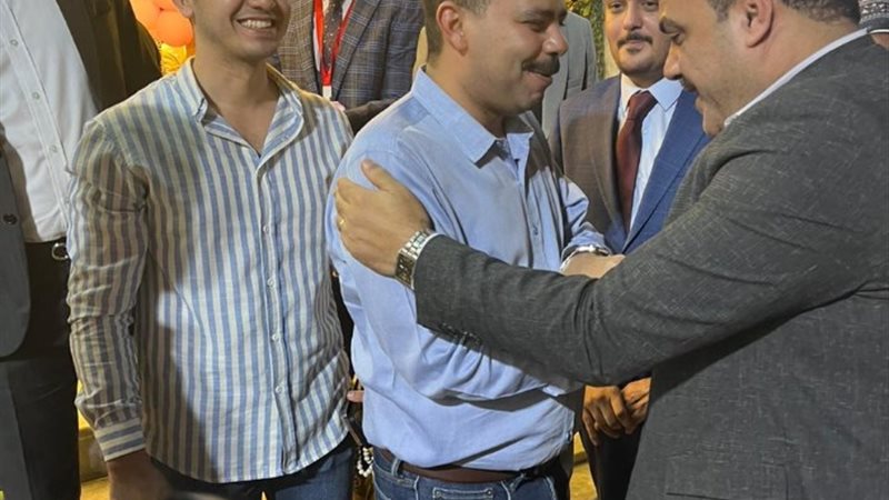 النائب أشرف رشاد خلال حفل افتتاح مكتبة عصير الكتب