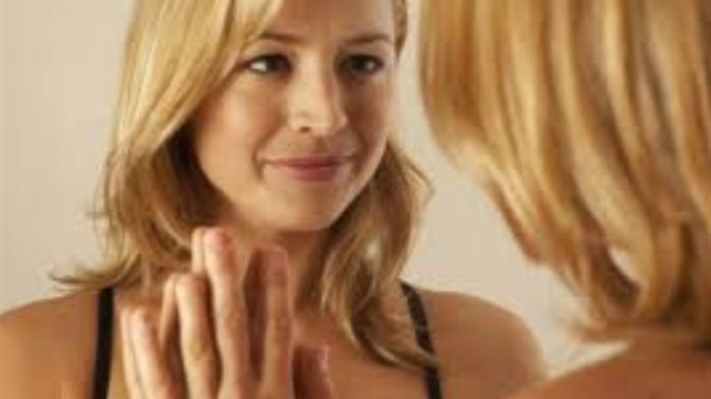 هل التحدث مع الذات أمر طبيعي أم نفسي..أخصائي يوضح