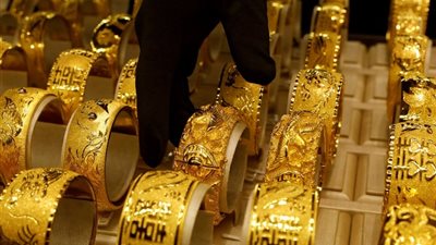 أسعار الذهب ترتفع عالميًا وتستقر محليًا خلال التعاملات الصباحية.. اليوم