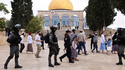 مستوطنون يقتحمون باحات المسجد الأقصى تحت تأمين قوات الشرطة الإسرائيلية