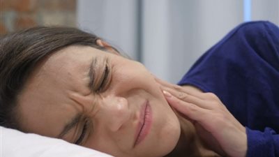 «متفتحش الأزايز بيها».. 5 عادات تدمر صحة الأسنان