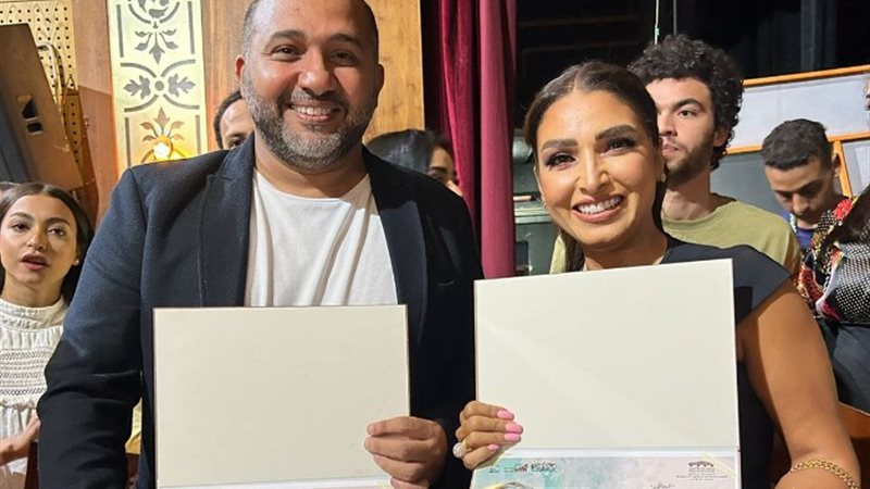 الفنانة روجينا أثناء التكريم