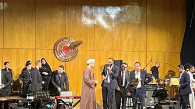 خالد البلشي يهدي درع نقابة الصحفيين للشيخ محمود التهامي