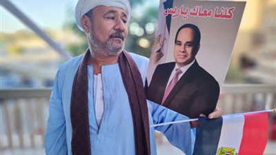 مؤيدو الرئيس السيسي يرفعون شعارات «وكلتك كمل مسيرتك».. و«معاك هنكمل المشوار»