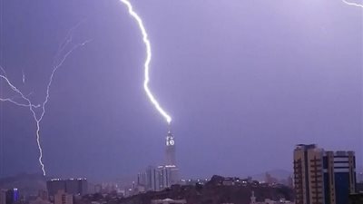 مشاهد البرق والرعد تتلامس مع برج الساعة في مكة المكرمة