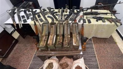 العثور على قنابل و4 رشاشات و10 بنادق داخل سيارة بأسوان