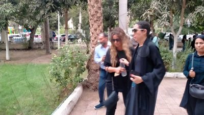 توافد الفنانين لتوديع جثمان نجل الفنان الراحل سامي العدل