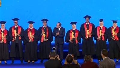 صور تذكارية للرئيس السيسي مع أوائل الخريجين