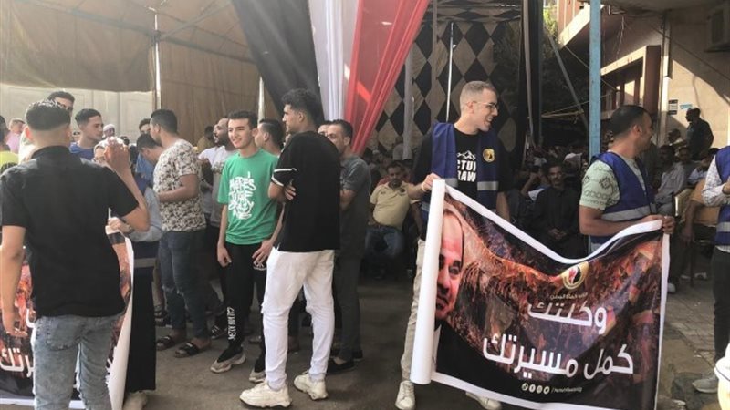 توافد المواطنين أمام مكتب الشهر العقاري ببنها