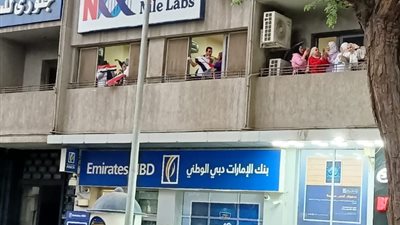من النوافذ والشوارع.. الجميع يحتفل بانتصارات أكتوبر