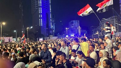 مواطنون يشاهدون الفيلم التسجيلي المعروض خلال فاعليات مؤتمر حكاية وطن بميدان الجلاء بالدقي