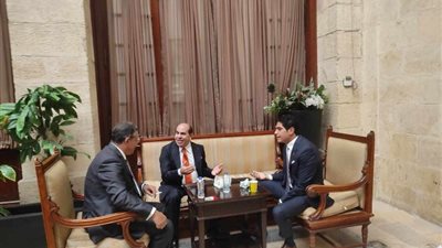 «في آخر يوم برلمان».. المرشح الرئاسي حازم عمر يلتقي زملائه بمجلس الشيوخ