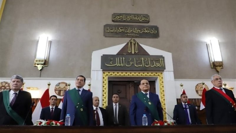رئيس المحكمة والقضاة