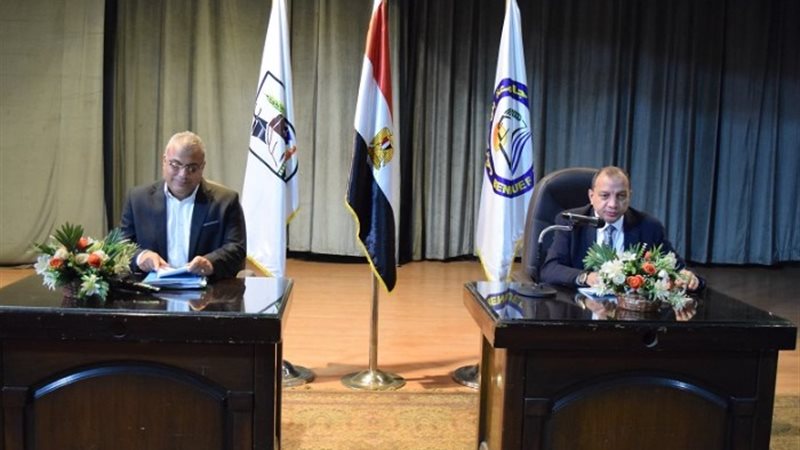 اجتماع رئيس جامعة بني سويف