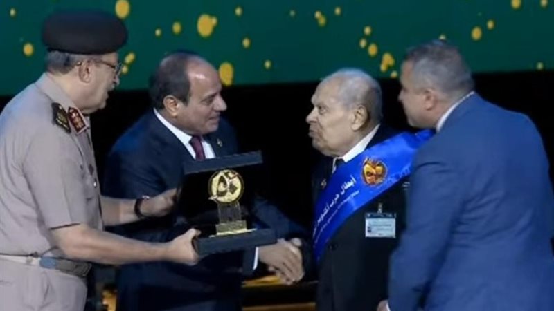 الرئيس السيسي يكرم عددا من أبطال حرب أكتوبر المجيدة