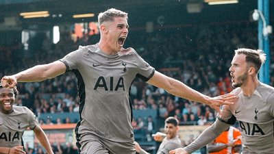 توتنهام يتصدر الدوري الإنجليزي «مؤقتا» بعد الفوز على لوتون تاون