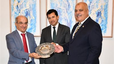 بالصور .. صبحي يكرم وزير  الرياضة اللبناني
