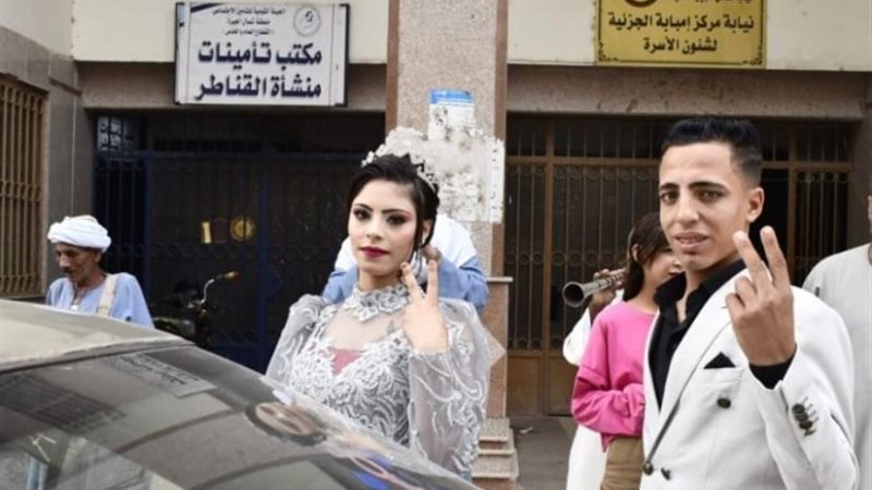 عريس وعروسة يؤيدان الرئيس السيسي