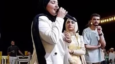 لا يشرفني تقديمها، شاهد فتاة تحرج صديقتها على المسرح أثناء حفل التخرج (فيديو)