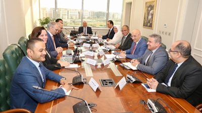 لتوطين صناعة السيارات فى مصر، وزير النقل يجتمع بـ «مجموعة المنصور»