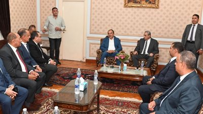 وزير قطاع الأعمال يستعرض موقف عدد من المشروعات ومواعيد الانتهاء منها