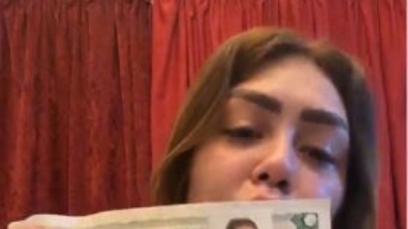 هدير عبدالرازق تنشر صورة قسيمة الجواز