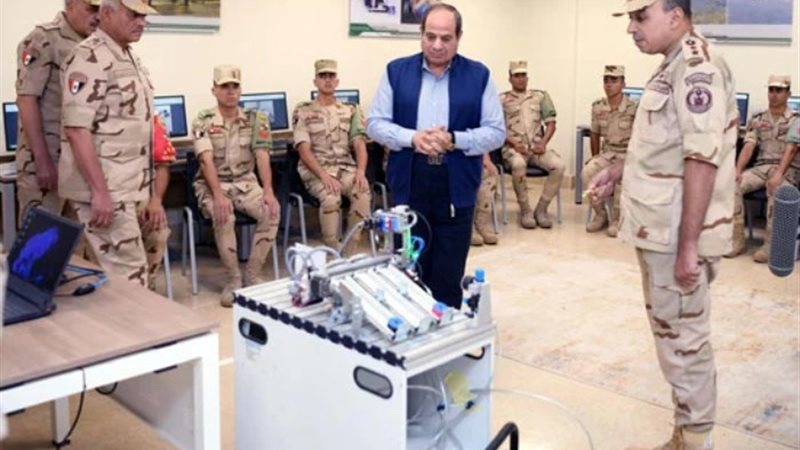 الرئيس السيسي يتفقد مركز القيادة الاستراتيجية