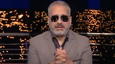 شاهد تامر أمين بنضارة شمسية داخل الاستديو بعد تعرضه لأزمة صحية (صور)