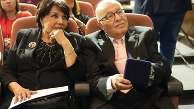 محمد فاضل يهدي تكريمه للفنانة فردوس عبد الحميد