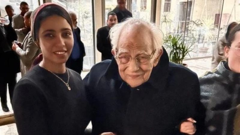 حقيقة زواج الفنان رشوان توفيق بفتاة صغيرة